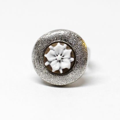 Cameo ring flower engraving