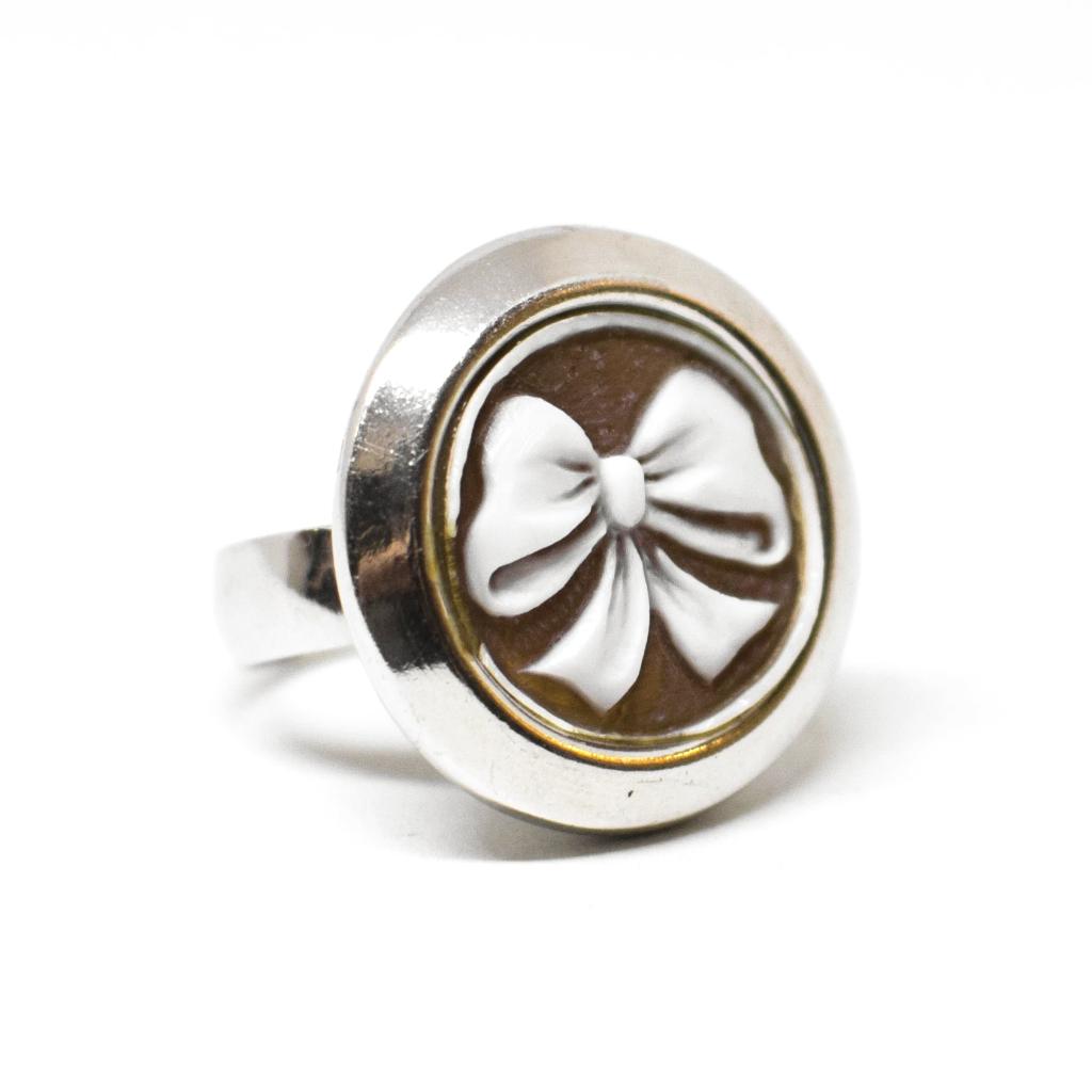 Silver and gold cameo ring with bow engraving