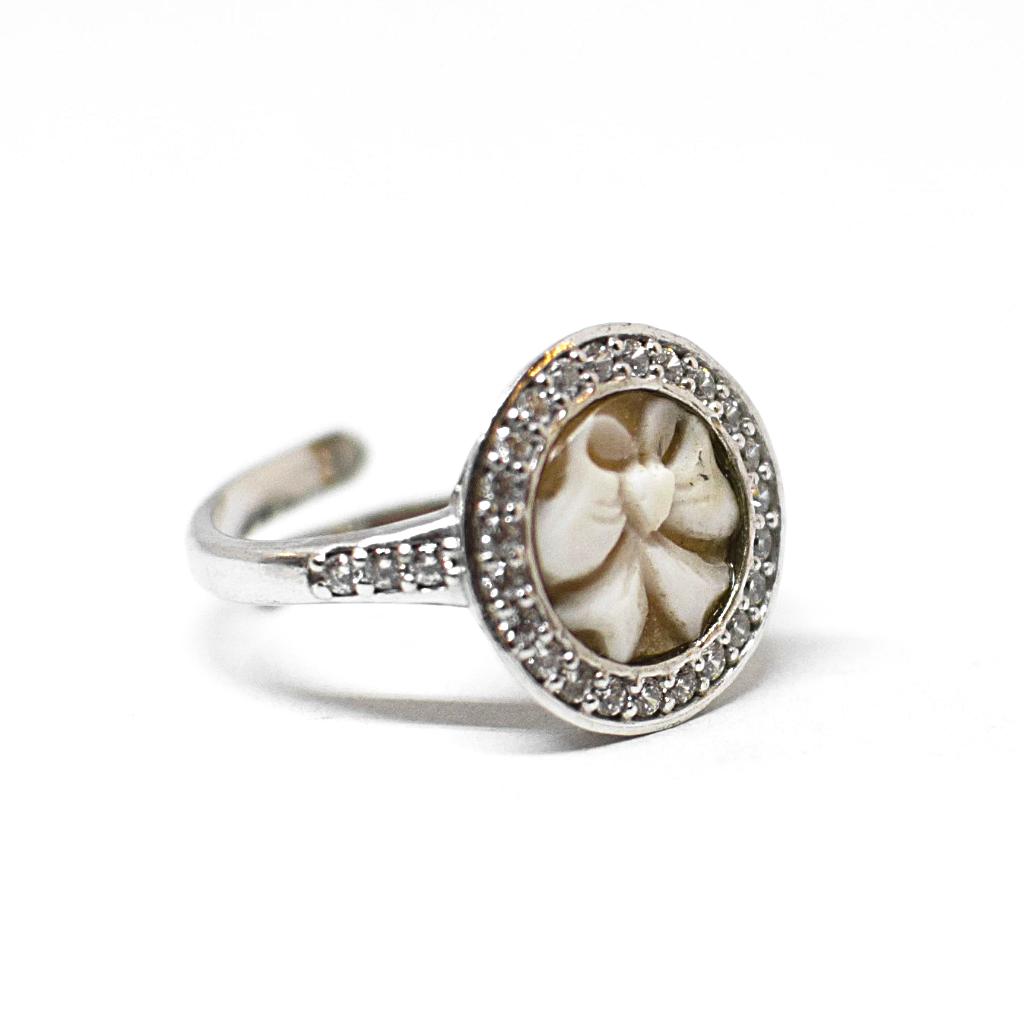 Cameo and zirconia ring with bow